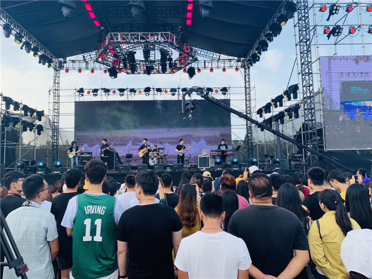 置业网大家庭相聚白鹭湾因荷而听音乐节燃情一夏